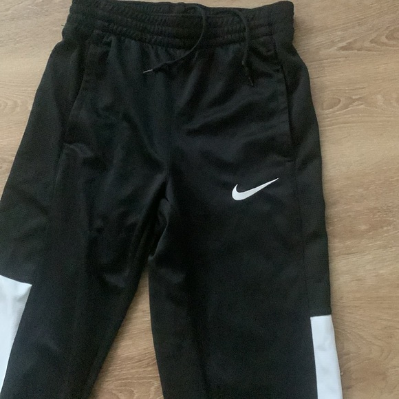 Women’s Nike athletic pants in black size XS. Very good condition - Picture 2 of 2